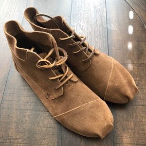 TOMS (men’s) Suede Booties. Size 10.5